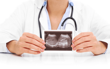 Asistovaná reprodukce a její vliv na právní status (nad)počatého embrya či dospívajícího dítěte