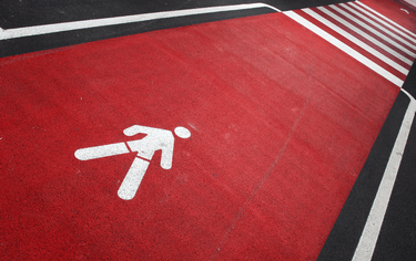 Za pád na neuklizeném chodníku mají občané nárok na odškodnění