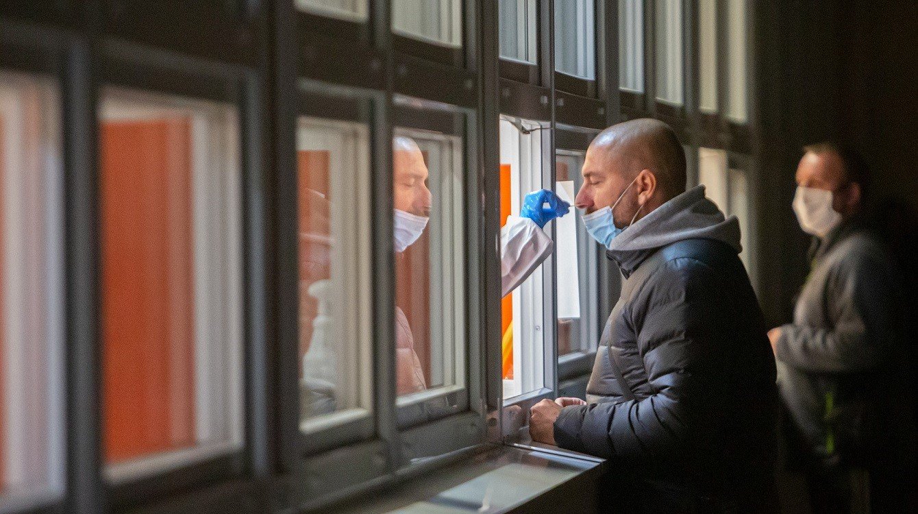 Povinné testování zaměstnanců v ČR vyvolává otázky