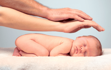 Určení rodičovství při náhradním mateřství