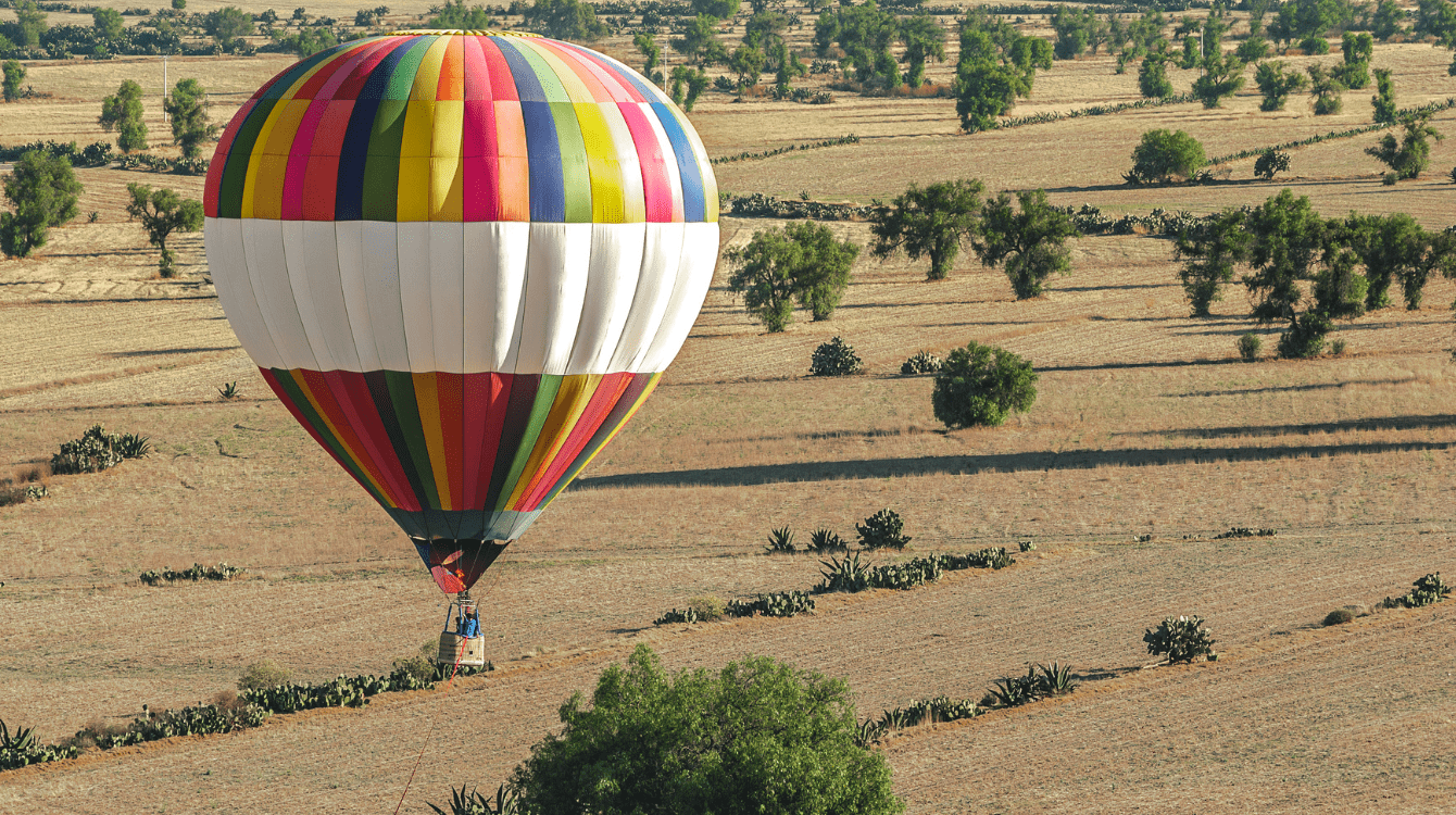 Žena se zranila při přistání balonu, místo madel držela mobil, u soudu neuspěla