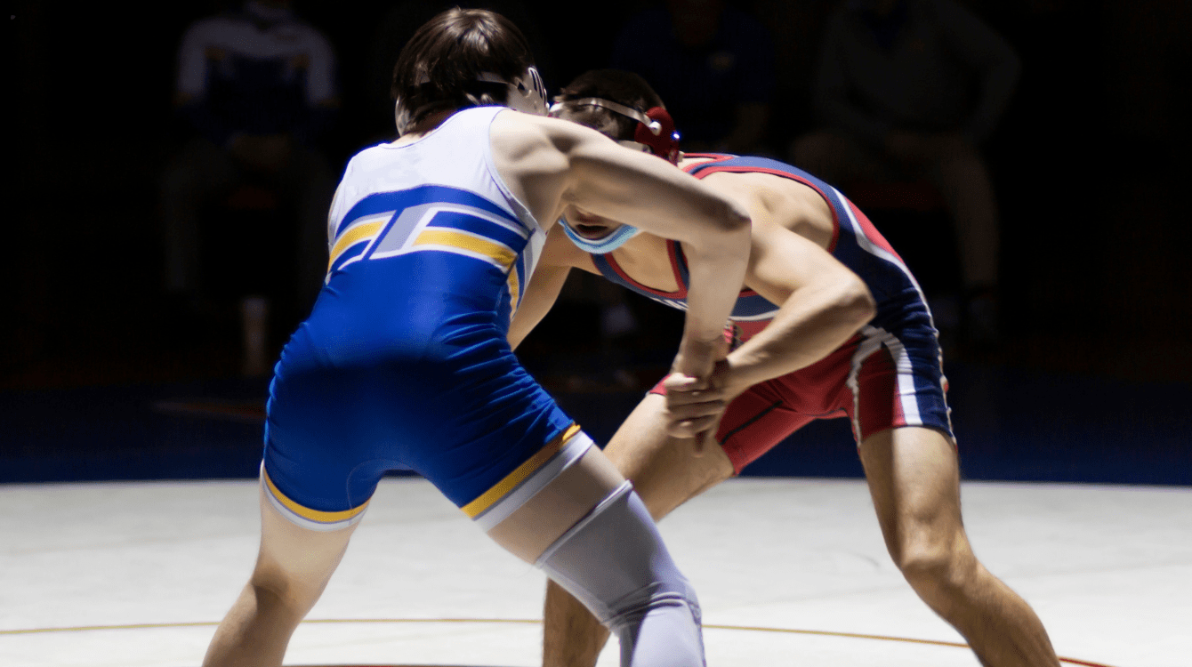 Novinky ze světa sportu: Diskvalifikace kvůli 100 gramům, spory v gymnastice a fotbalové kontroverze na olympiádě