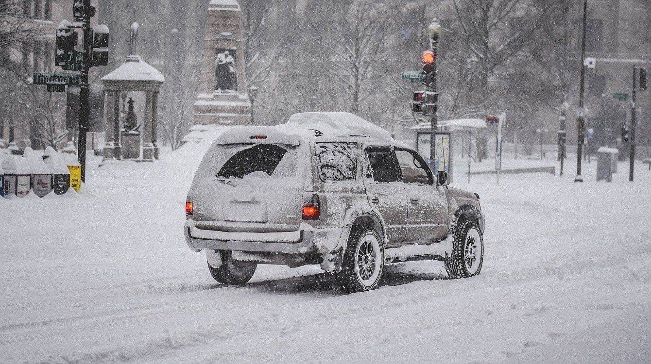 Jízda na letních pneumatikách se nevyplácí – i bez ledu a sněhu přijdete o odškodnění