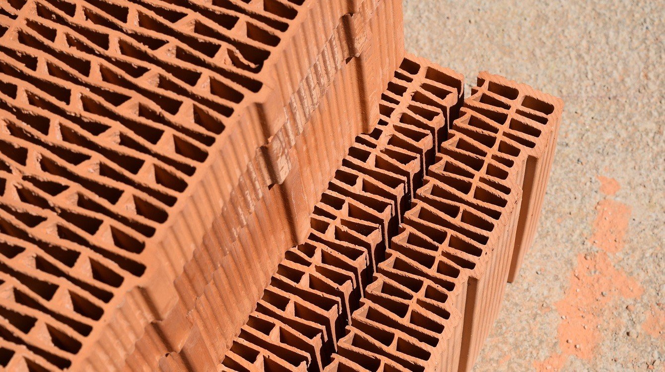 Stavebníci získávají od roku 2026 silnější pozici v soudních sporech o povolení stavby