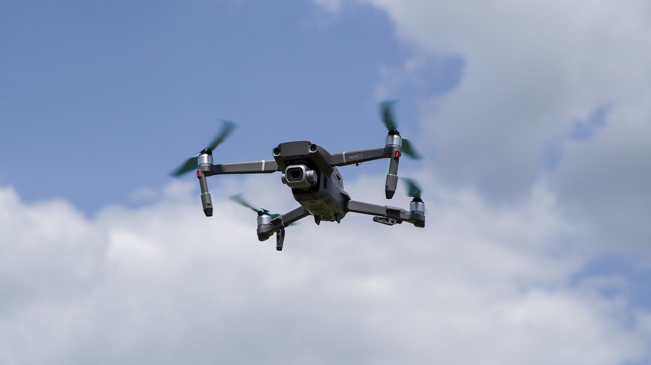 Sněmovna schválila rozšíření pravomocí Vojenské policie, mj. ohledně dronů