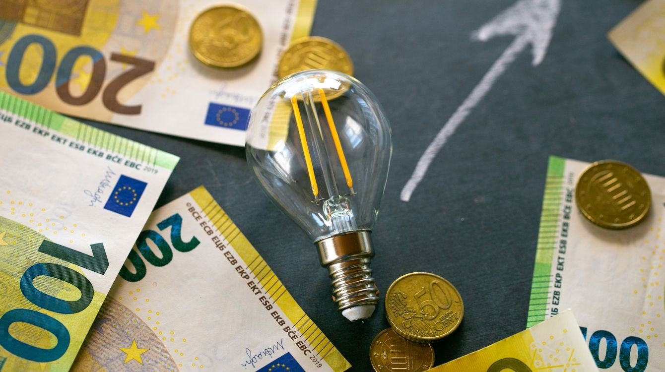 Spotové ceny energií: Ví spotřebitel, co to znamená? A měl by mu to dodavatel vysvětlit?