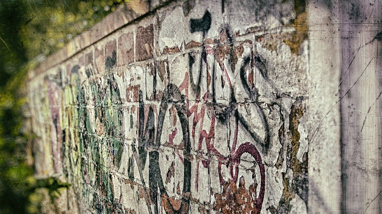 Soud odmítl stížnost Němce, který dostal podmínku za sprejování na Karlův most