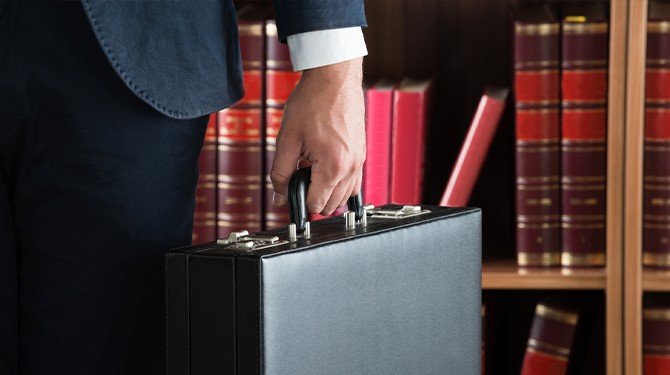 Ústavní soud zrušil část advokátního tarifu kvůli nerovnému odměňování advokátů a advokátů – opatrovníků