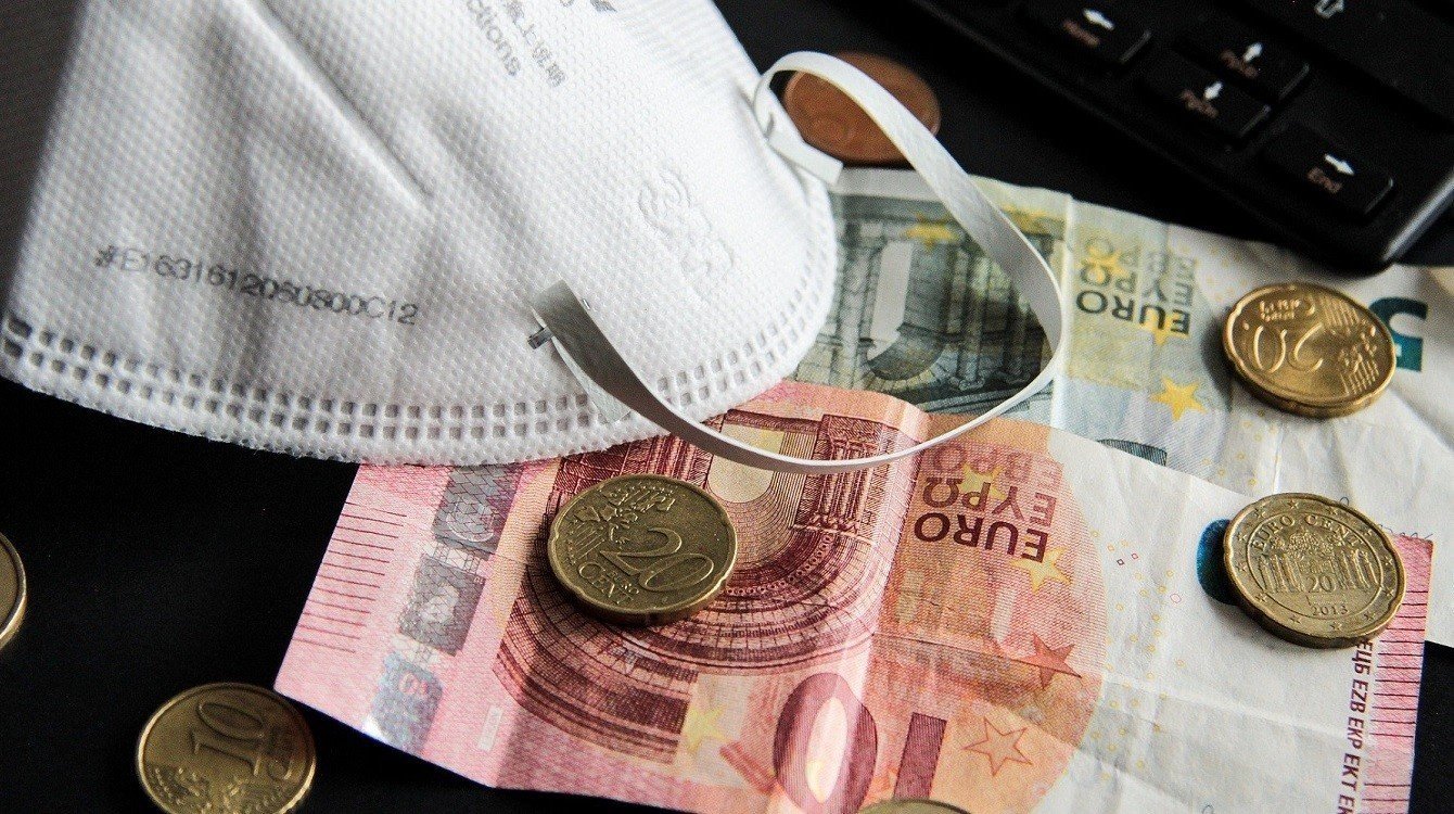 Právní úprava mimořádného vládnutí v kontextu pandemie covid-19. Rozhodnutí o vyhlášení nouzového stavu