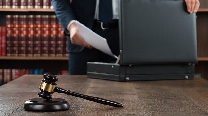 Vrchní soud snížil o rok na pět let trest muži za podvody v realitách