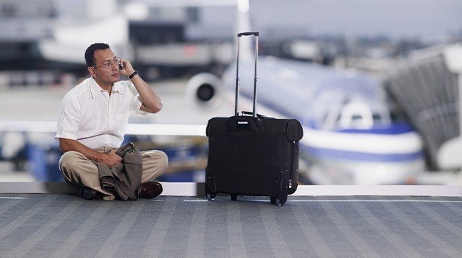 Kdo se nemůže vrátit do zaměstnání z důvodu války či zrušených letů, toho zaměstnavatel musí ze zákona omluvit