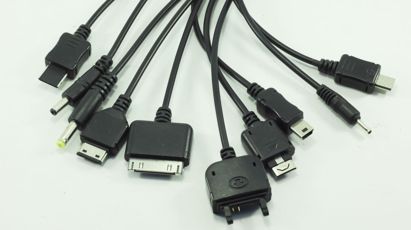 Europoslanci schválili sjednocení nabíječek pro telefony a mnohá další zařízení