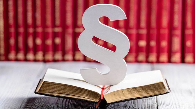 Jak je koncipována poslanecká imunita? A může se sněmovnou nevydaný poslanec své imunity přesto vzdát?