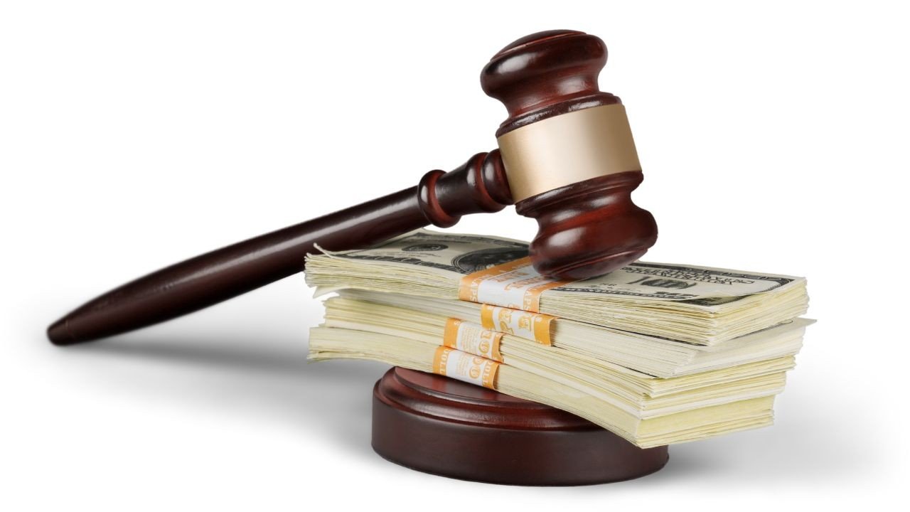 Průměrná výše náhrady újmy za smrt blízkého loni u soudů stoupla na 2,4 mil. Kč