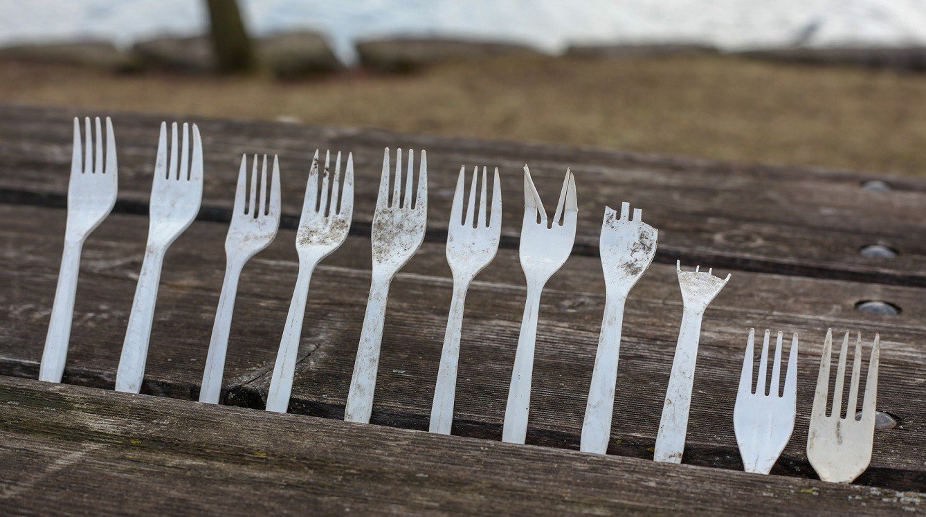 Senát zřejmě schválí zákaz jednorázových plastových příborů či brček