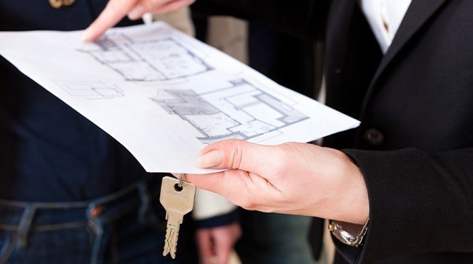 Mají vlastníci jednotek právo na povolení nezbytné cesty?