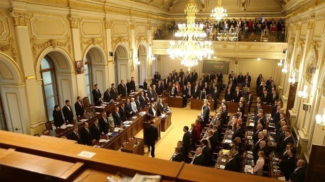 Sněmovna zahájila ustavující schůzi v povolebním složení, poslanci složili slib