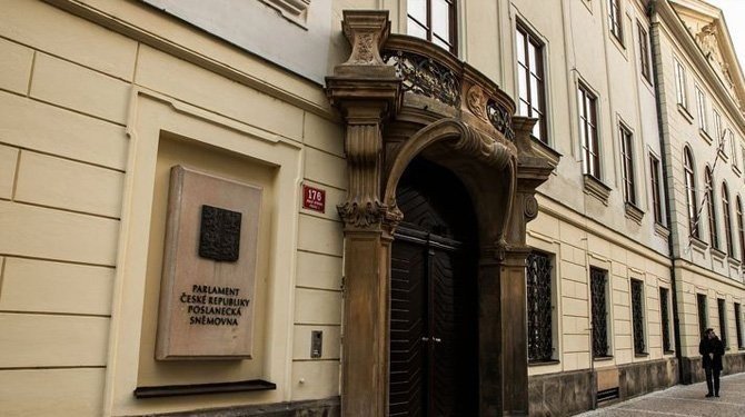 Sídla nynějších poslaneckých klubů zůstanou ve sněmovních budovách jako doposud