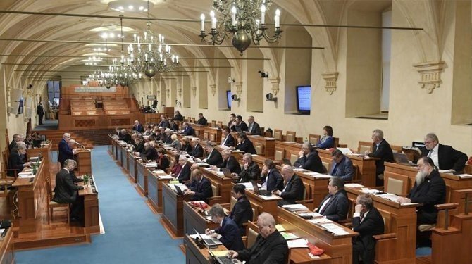 Senát čeká schvalování tří desítek zákonů včetně sporu o placení platů školníků