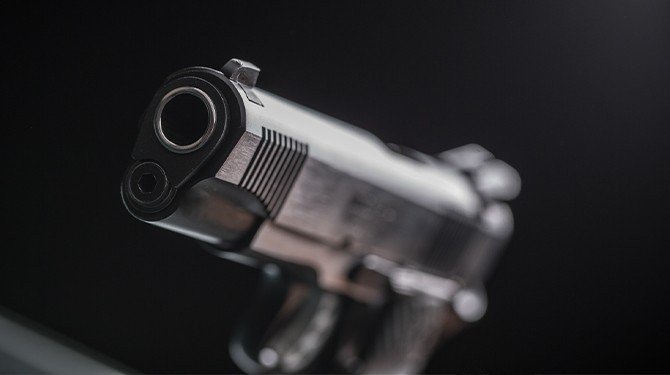 Muž, který hrozil, že půjde se zbraní na úřad vlády, si odpyká tři roky vězení