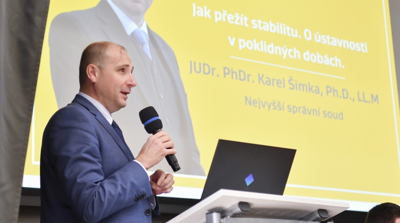 Jak přežít stabilitu. O ústavnosti v poklidných dobách.