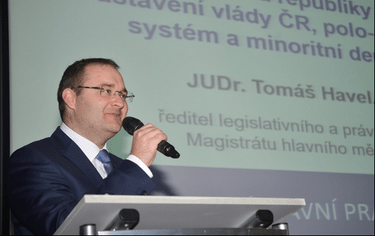 Role prezidenta republiky při utváření a ustavení vlády v ČR, polo-prezidentský systém a minoritní demokracie