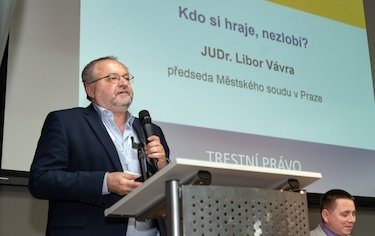 Kdo si hraje, nezlobí?