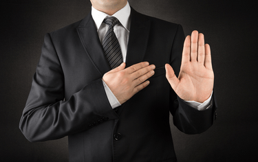 Soudní funkcionáři a ústavní dimenze opakovaného výkonu jejich funkce