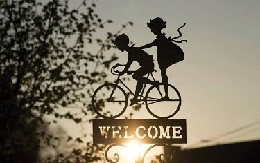 Mají si kde hrát? Zajišťování migrujících rodin s dětmi v České republice pohledem mezinárodního práva lidských práv