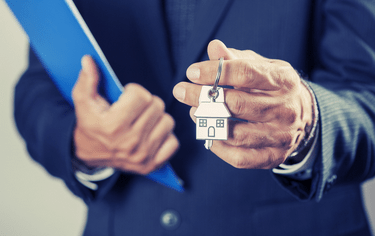 Odpovídá realitní kancelář za škodu způsobenou neplatností kupní smlouvy?