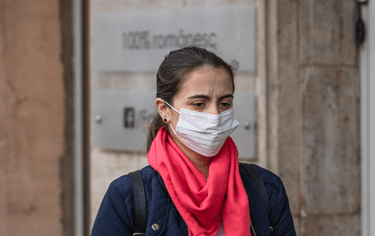 Cestování, mzdy, platy, stravování, pracovněprávní úsporná opatření