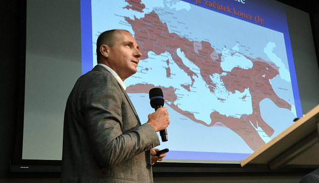 Vítězství práva nad politikou jako počátek konce právního státu?