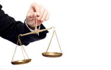 Otevřená vrátka pro poškozené aneb odpovědnost městské části za škodu