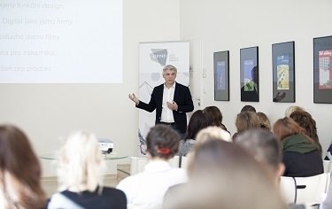 Strategie módních značek na internetu a sociálních sítích