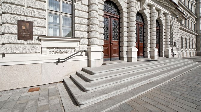 Končí ústavní soudce Suchánek, počet soudců klesne na 13 z předpokládaných 15