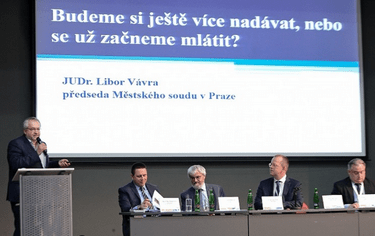 Budeme si ještě více nadávat, nebo se už začneme mlátit? Zamyšlení nad sociálními sítěmi z pohledu trestního soudce